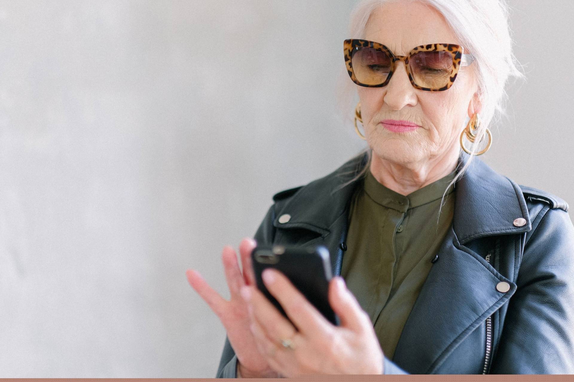 Estilista de óculos segurando celular