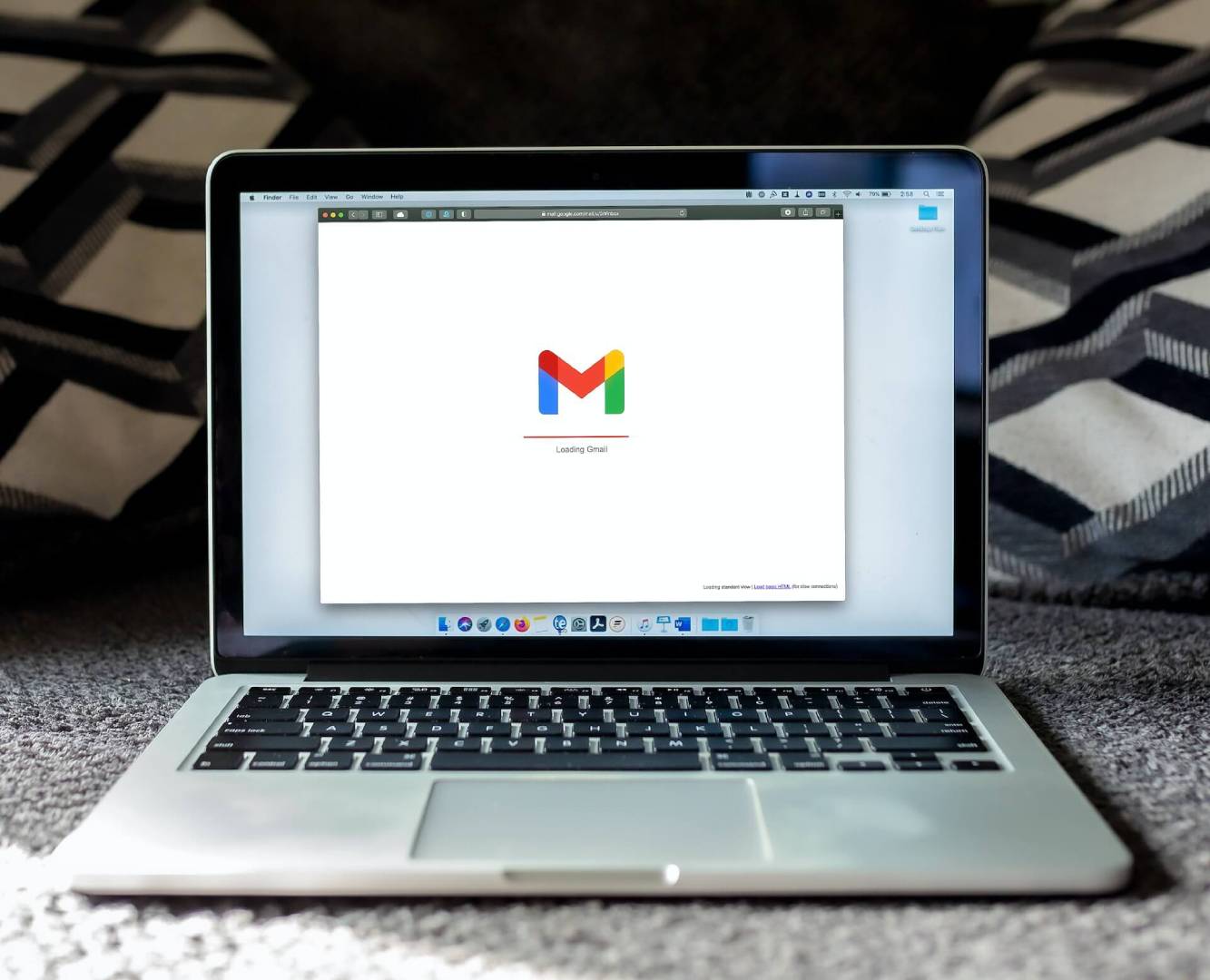 notebook aberto para enviar email no modo confidencial do Gmail